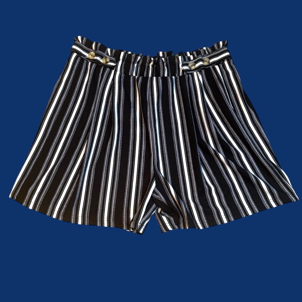 Kristen Nicole women’s plus size 3X paperbag pull-on shorts black white striped